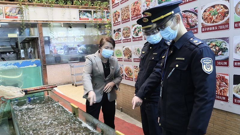 对于消费者来说，在选购坚果炒货时，应关注以下几点：