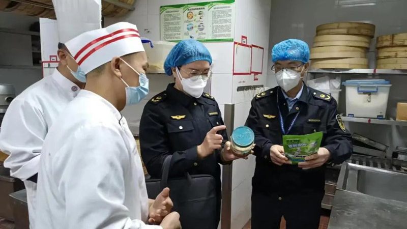 孩子吃糖粘牙别硬抠，聪明妈妈这样做